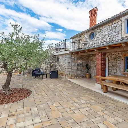 Holiday home Awesome In Mihelici With Wifi *