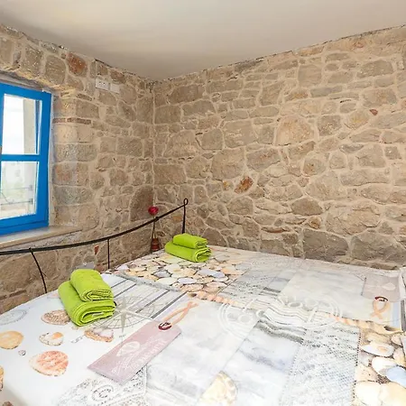 Holiday home Awesome In Mihelici With Wifi